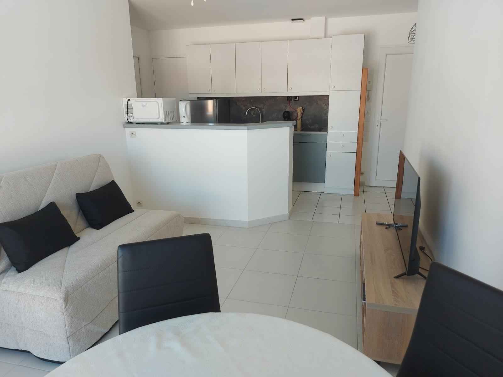 
                                                Location
                                                 Bel appart. pour 1 ou couple d'étudiants.