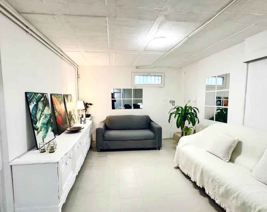 
                                                Location
                                                 Bel Appartement dans le 15e Arrondissement.
