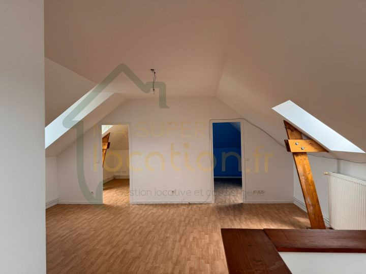 
                                                Location
                                                 Bel appartement de 4 pièces de 64m2 situé dans une campagne calme et proche de COMPIÈGNE