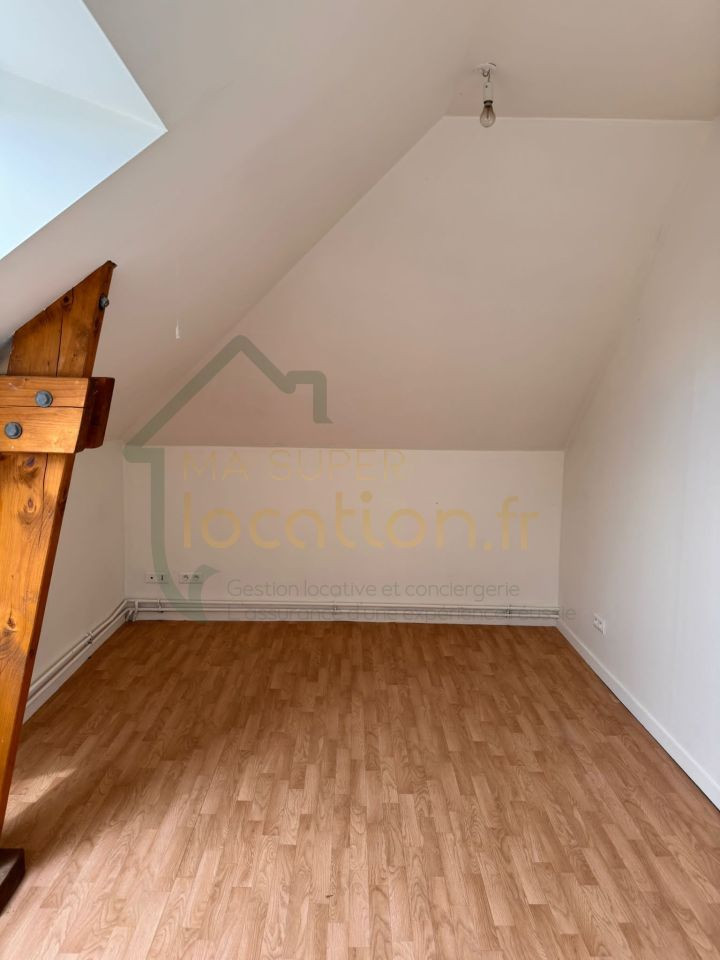 
                                                Location
                                                 Bel appartement de 4 pièces de 64m2 situé dans une campagne calme et proche de COMPIÈGNE