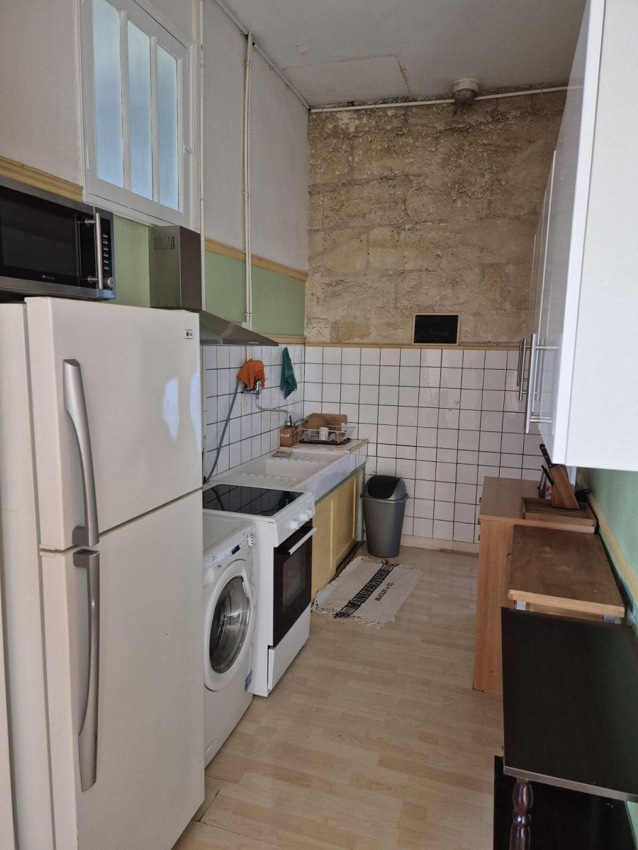 
                                                Location
                                                 Bel appartement ensoleillé, idéalement situé.