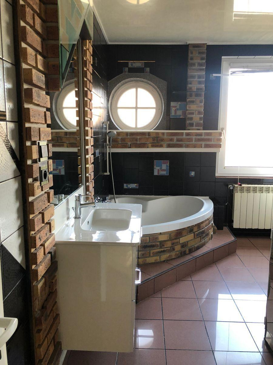 
                                                Location
                                                 Bel appartement lumineux dans quartier résidentiel