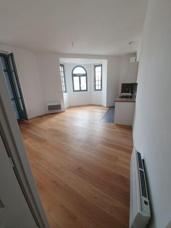 
                                                Location
                                                 Bel appartement lumineux F2 42m2,  4è étage