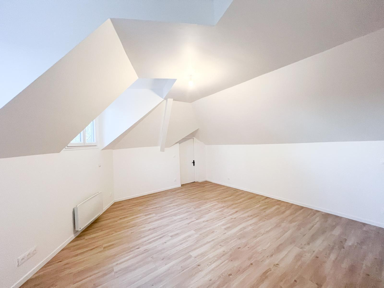 
                                                Location
                                                 Bel appartement neuf à louer - proche RER B & T1