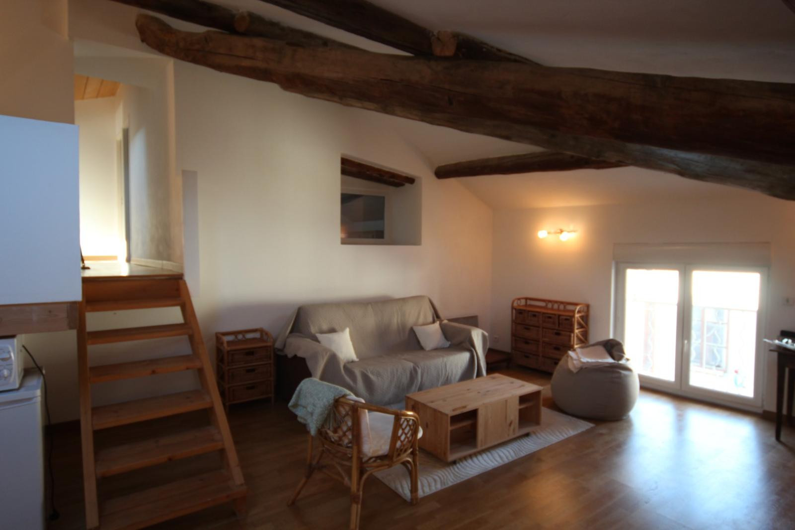 
                                                Location
                                                 Bel appartement parquet et poutres apparentes