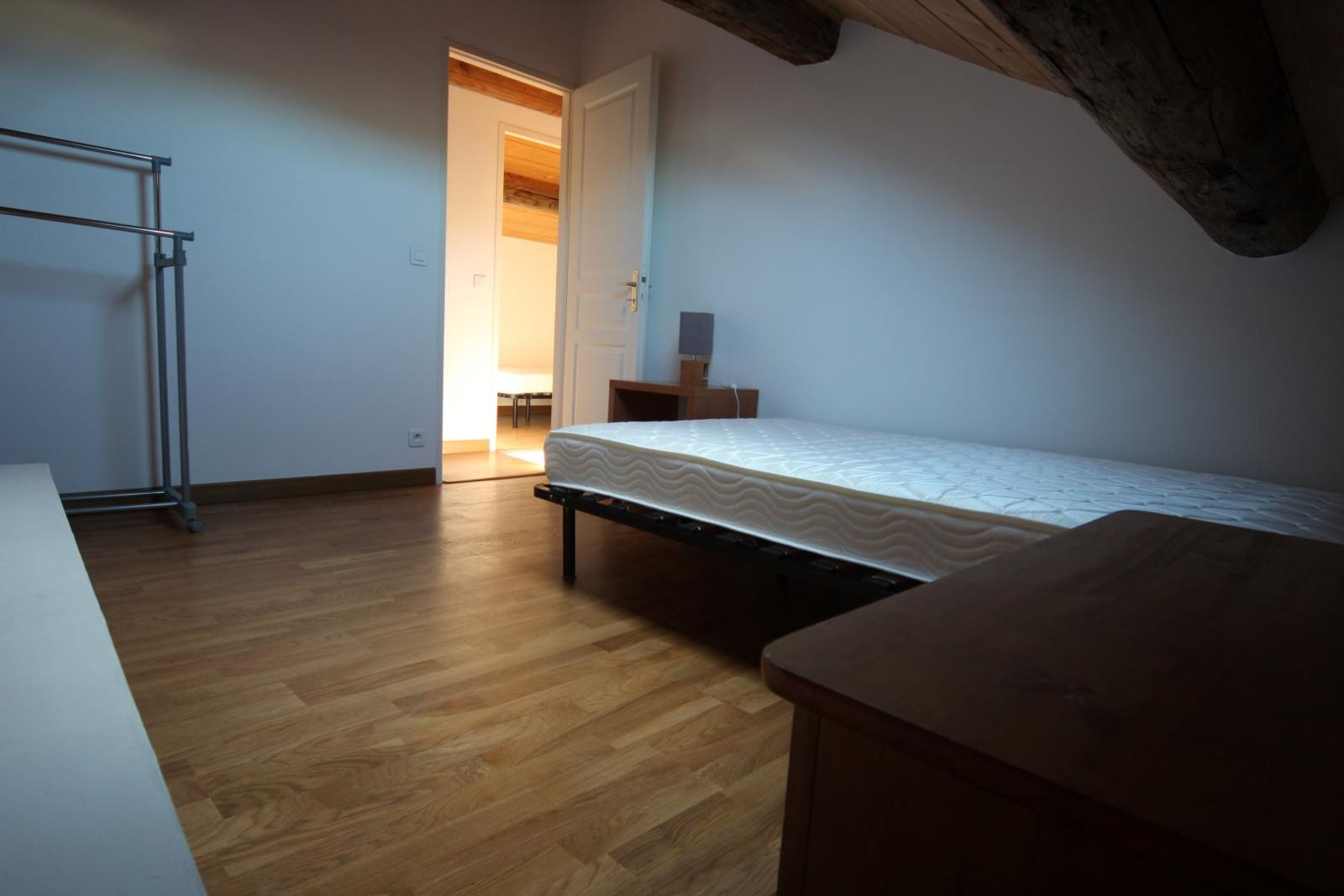 
                                                Location
                                                 Bel appartement parquet et poutres apparentes