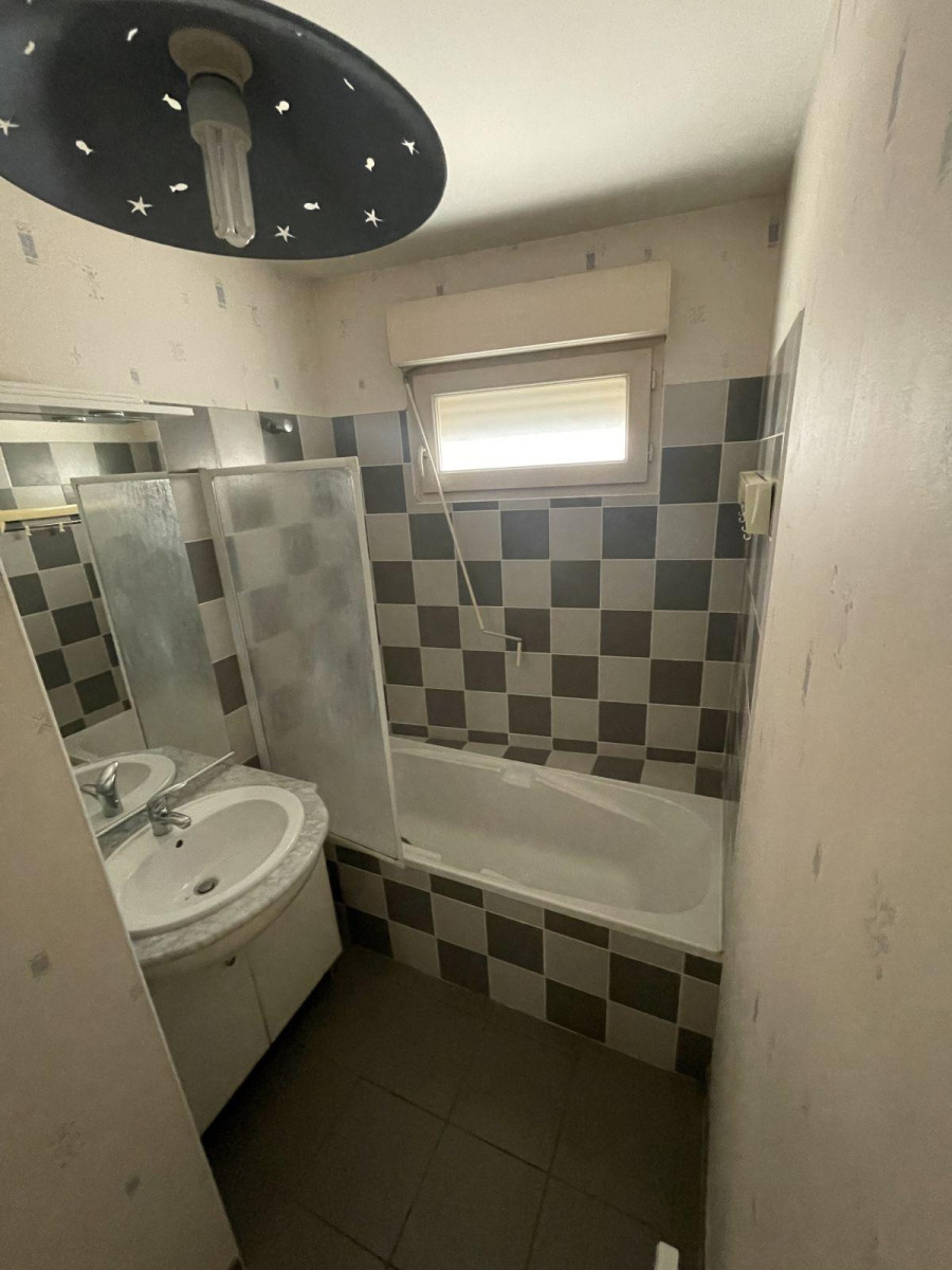 
                                                Location
                                                 Bel appartement T3 dans résidence avec parking.