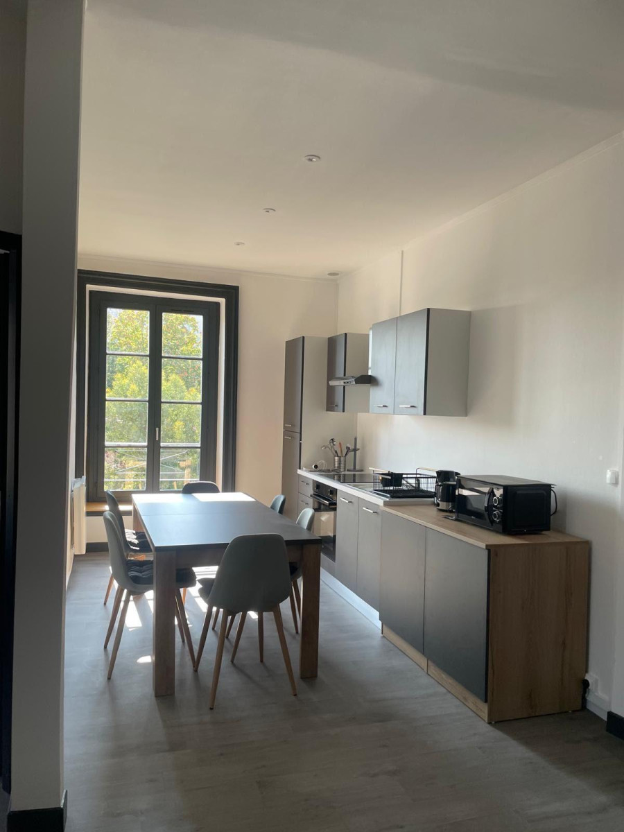 
                                                Colocation
                                                 Bel appartement T3 entierement rénové et meublé