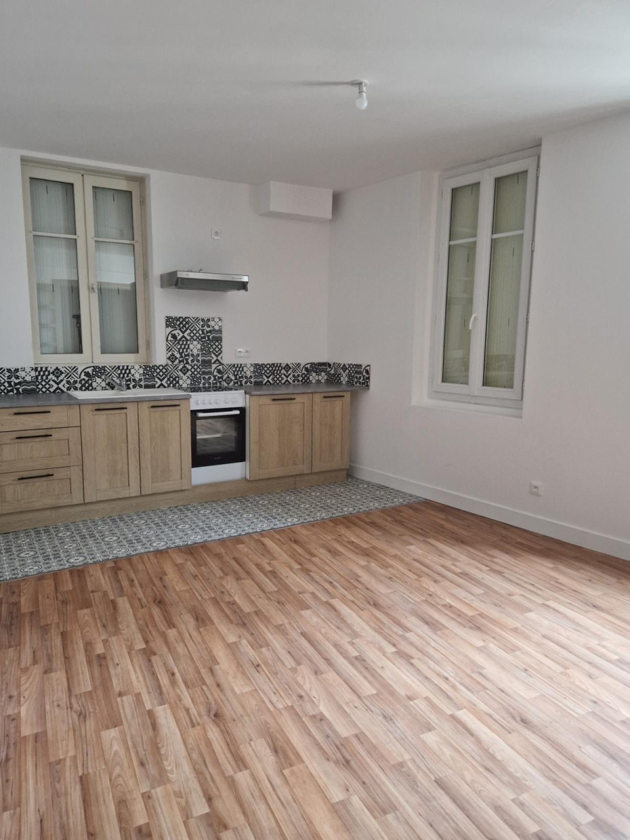 
                                                Location
                                                 BEL APPARTEMENT T5 REFAIT A NEUF