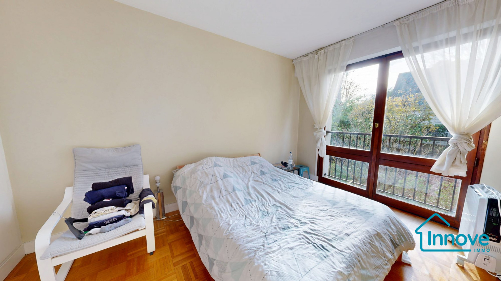 
                                                Vente
                                                 Bel espace de vie dans résidence recherchée sur Ville D'Avray