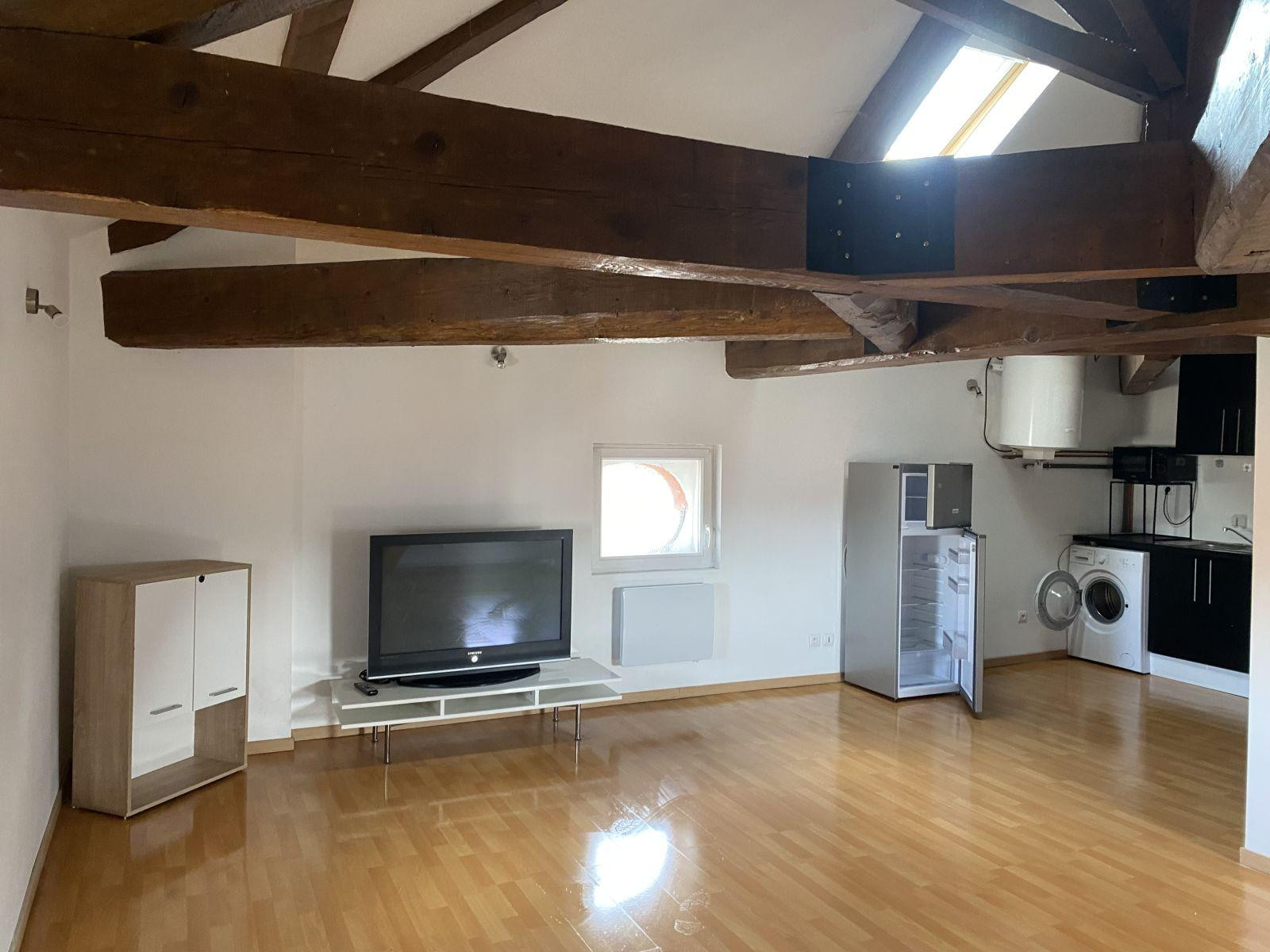 
                                                Location
                                                 Belle appartement dernier étage parking privé