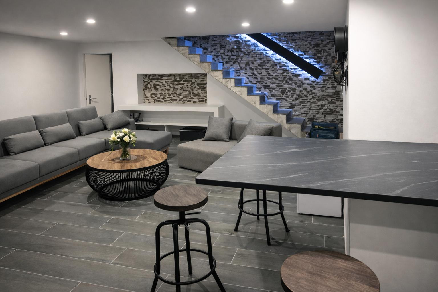 
                                                Vente
                                                 Belle bâtisse entièrement rénovée