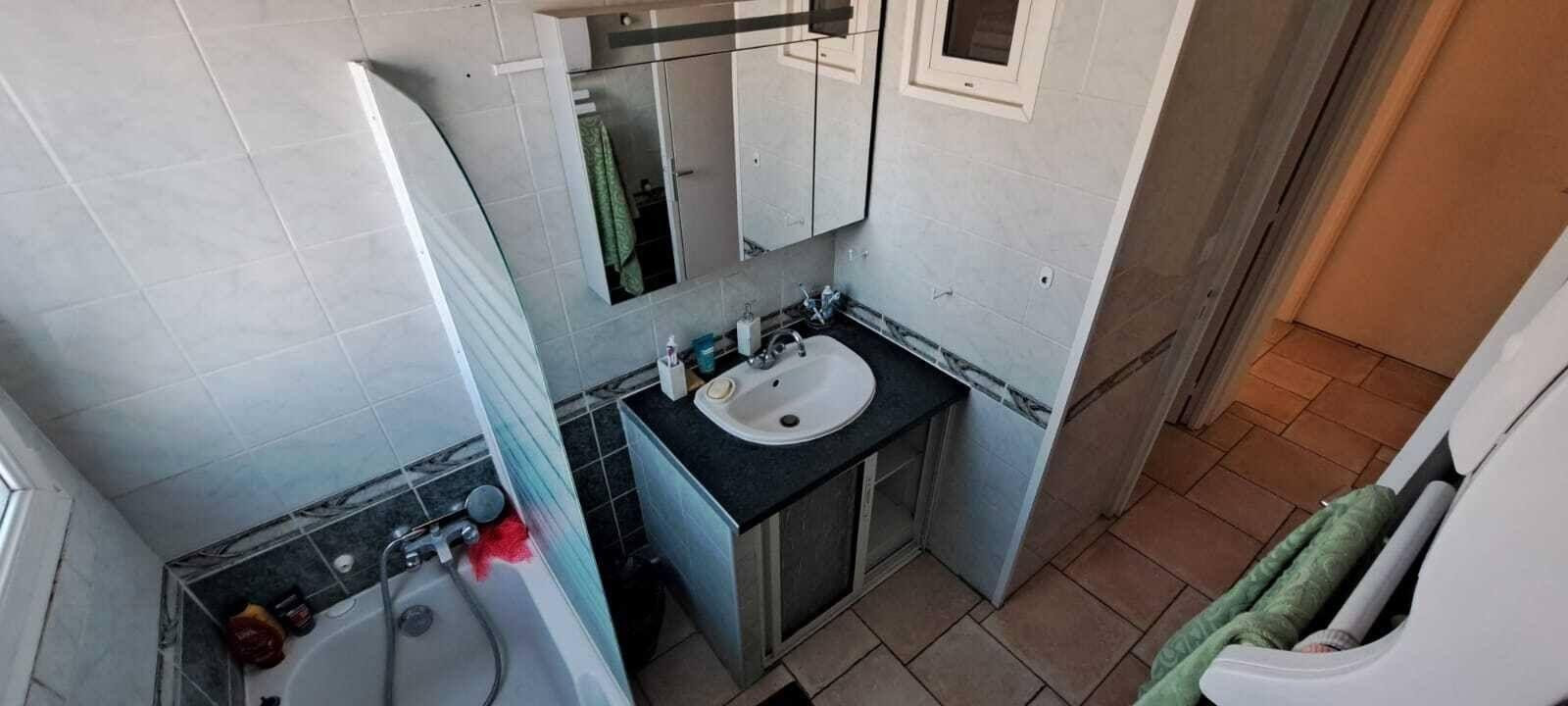 
                                                Colocation
                                                 Belle chambre dans coloc 70m² avec loggia
