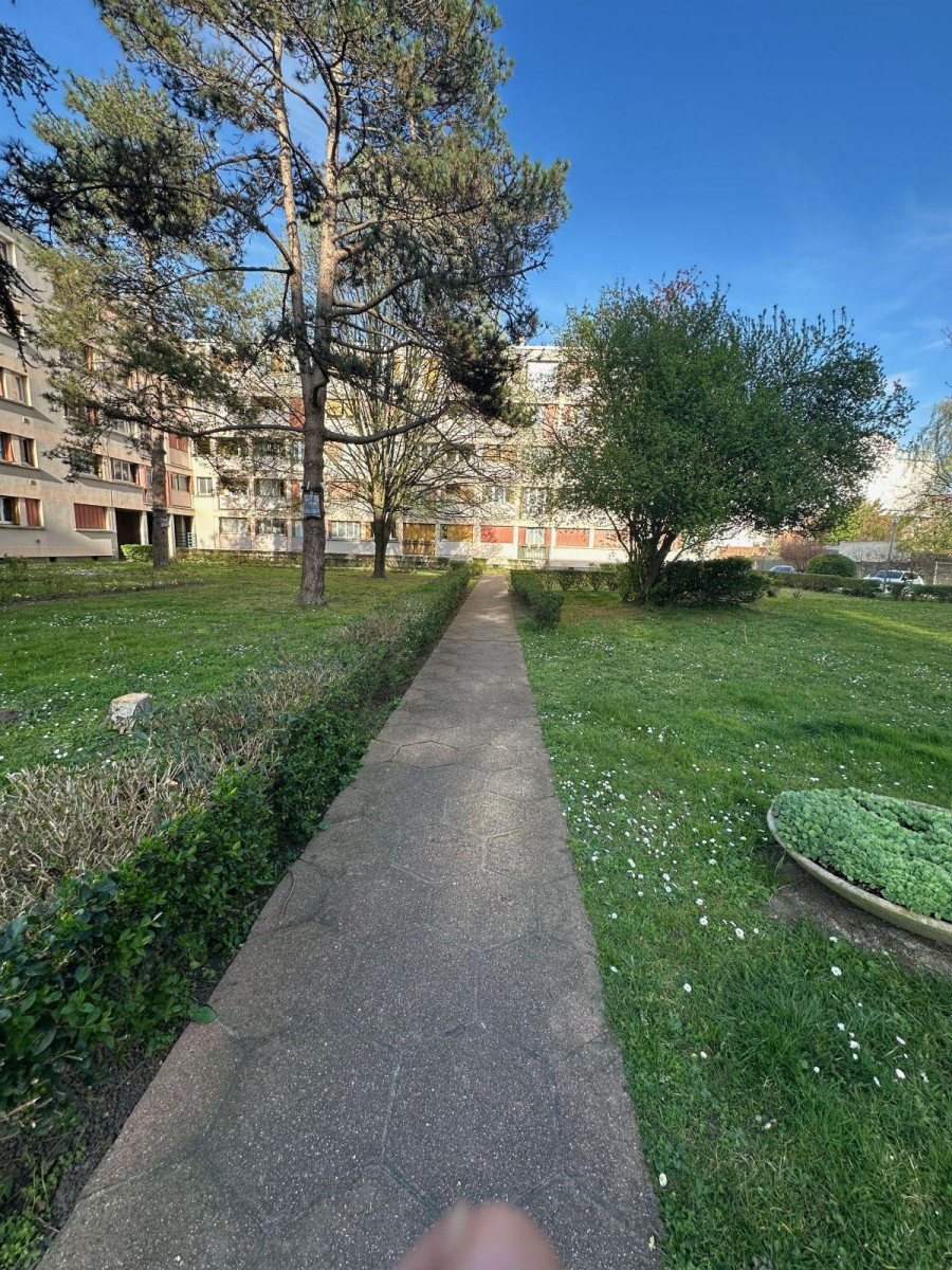 
                                                Colocation
                                                 Belle chambre de colocation à 35 min de Paris