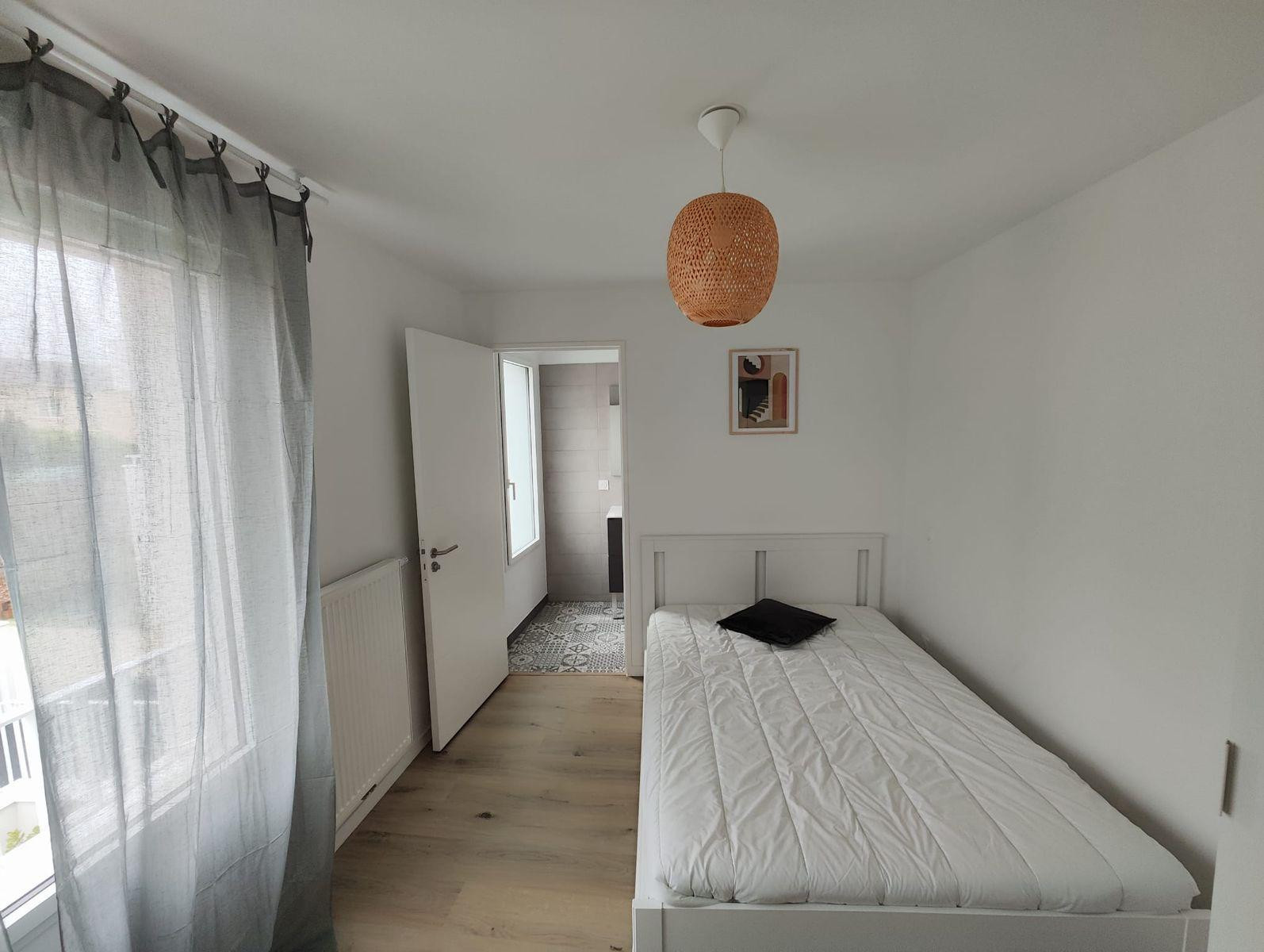 
                                                Colocation
                                                 Belle chambre meublée appt neuf en co-living