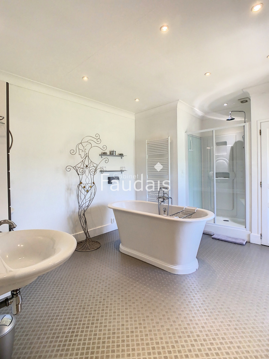 
                                                Vente
                                                 Belle demeure de 368m2 
