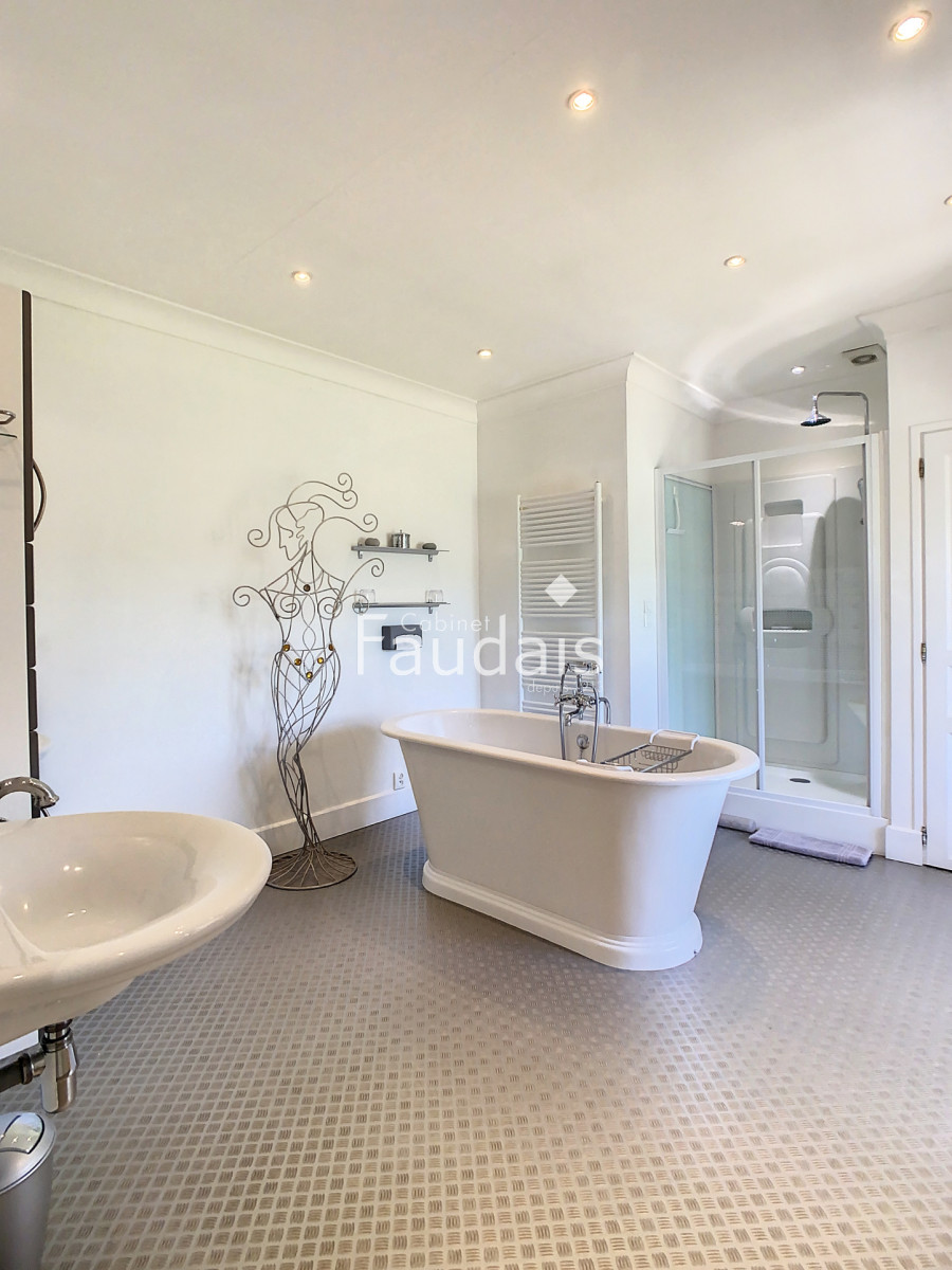 
                                                Vente
                                                 Belle demeure de 368m2 