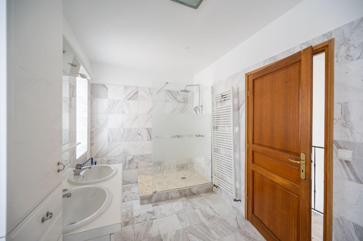 
                                                Location
                                                 Belle maison