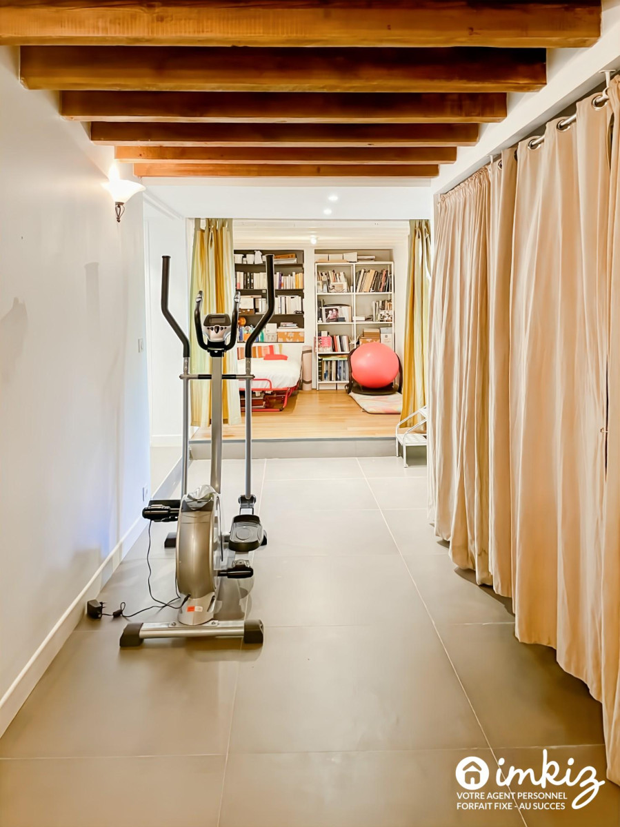 
                                                Vente
                                                 Belle maison en pierre, garage + piscine intérieur