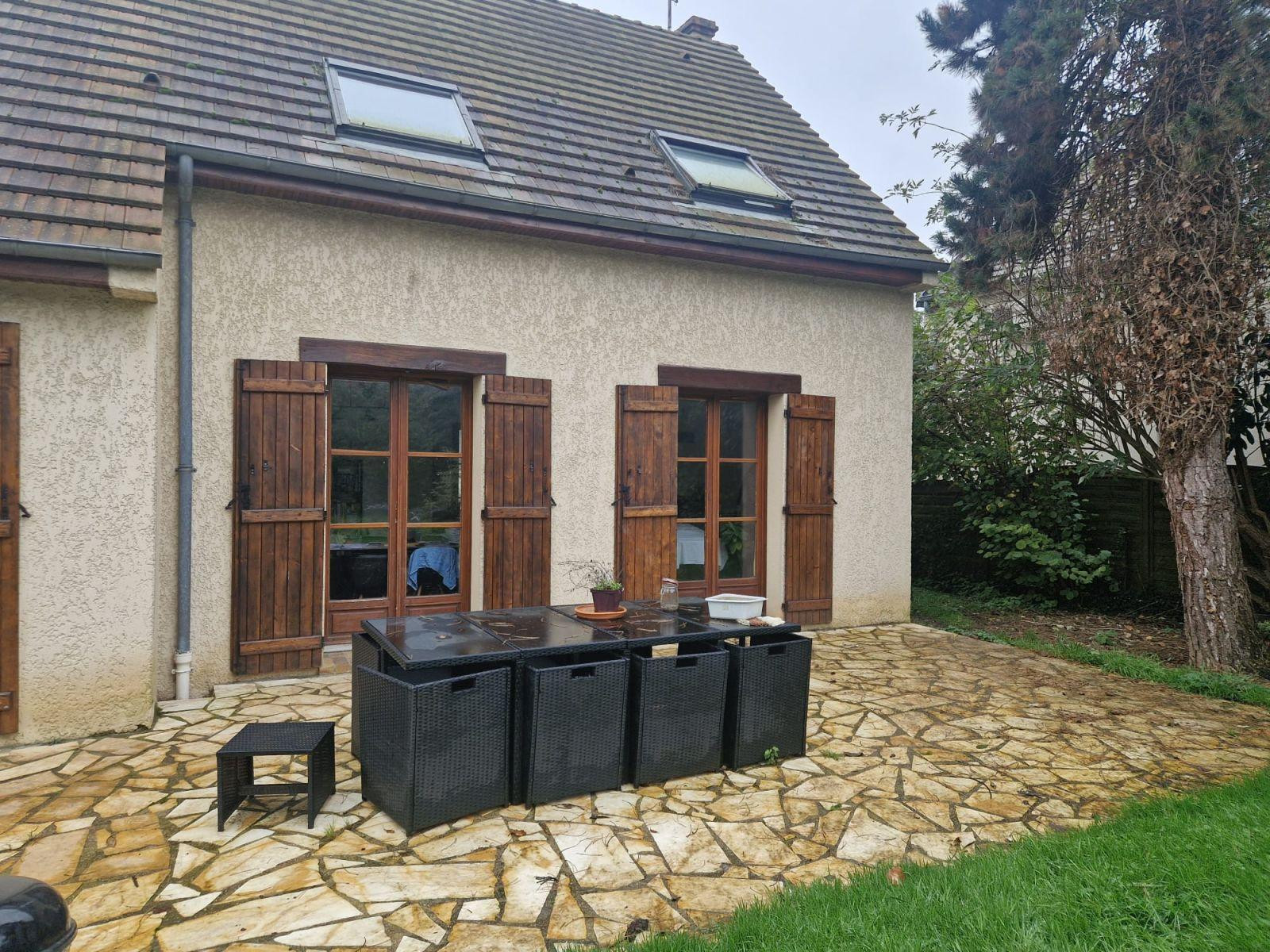 
                                                Location
                                                 Belle maison individuelle avec du terrain!