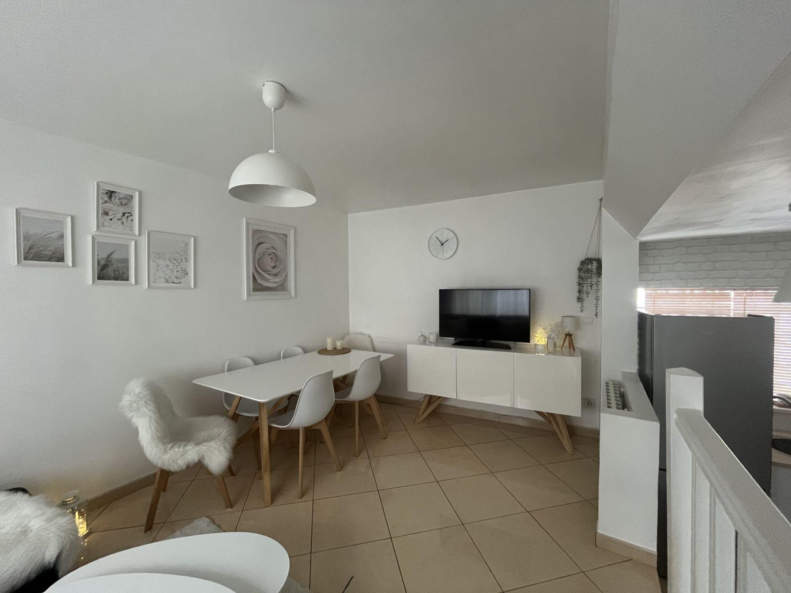 
                                                Location
                                                 Belle maison sur 3 étages