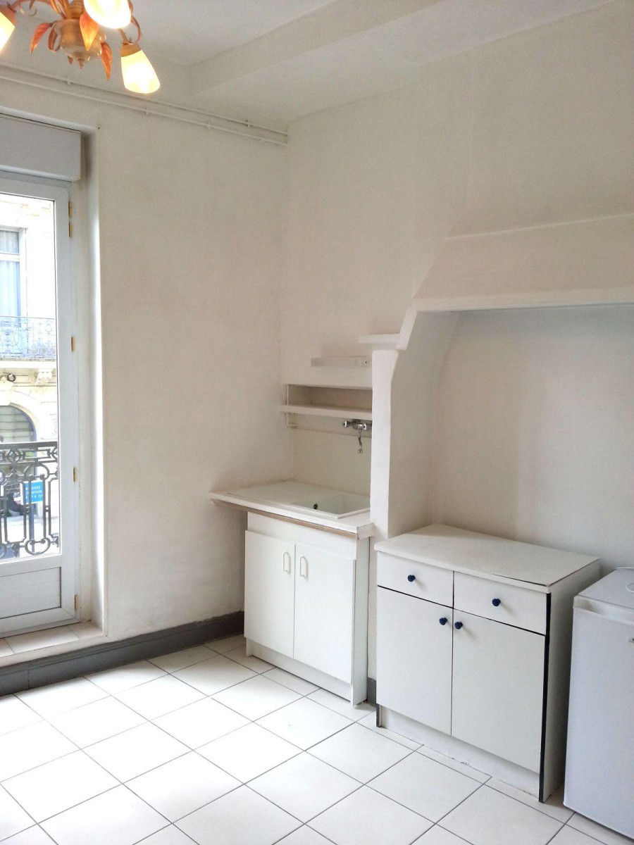 
                                                Location
                                                 Béziers centre studio 1er étage