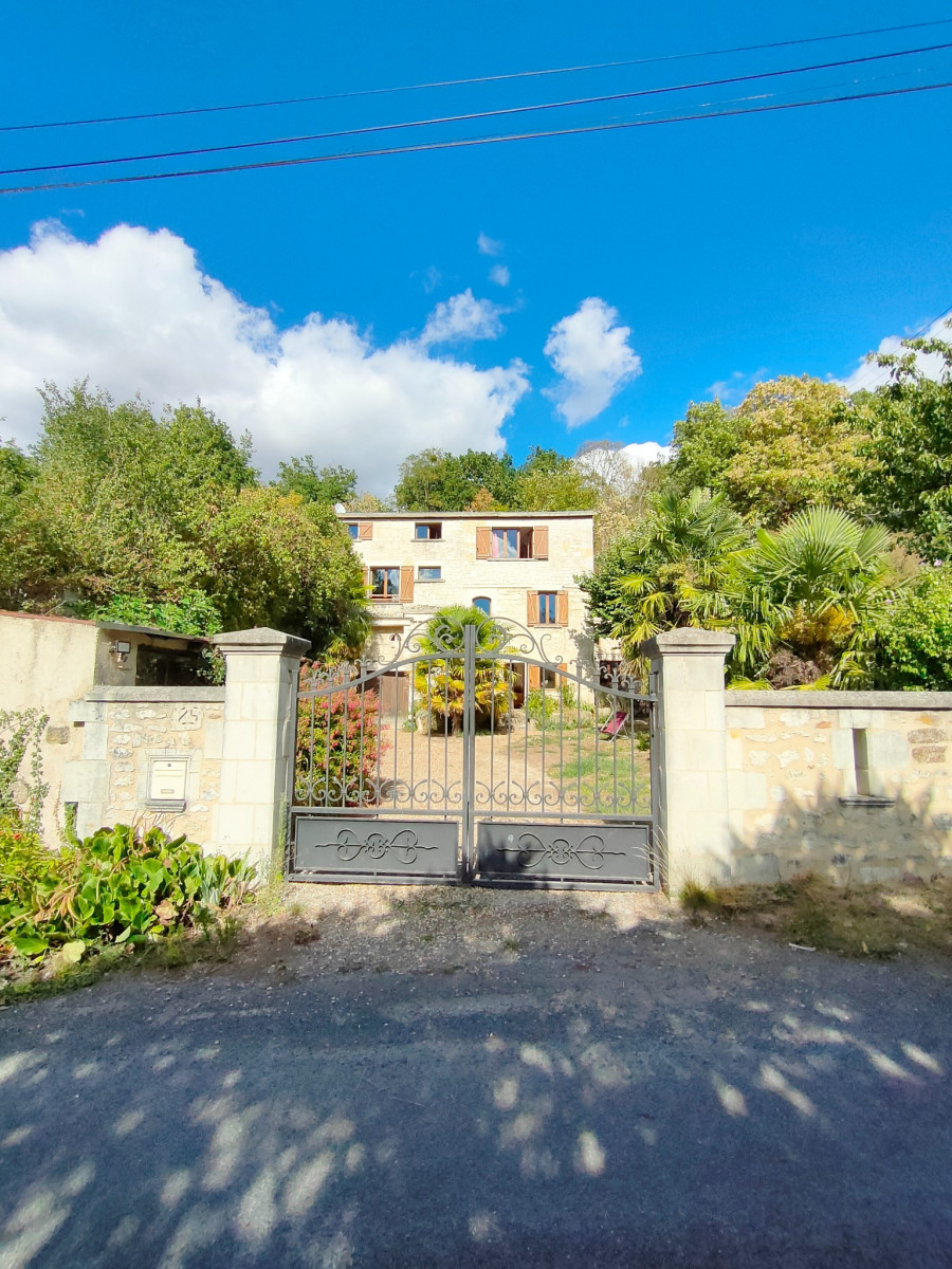 
                                                Vente
                                                 Bien rare et atypique - Maison semi-troglodyte