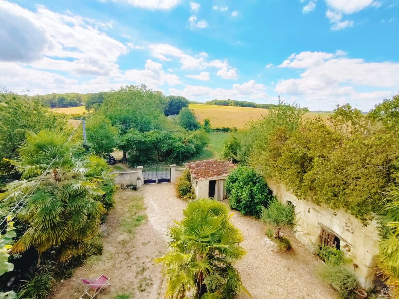 
                                                Vente
                                                 Bien rare et atypique - Maison semi-troglodyte