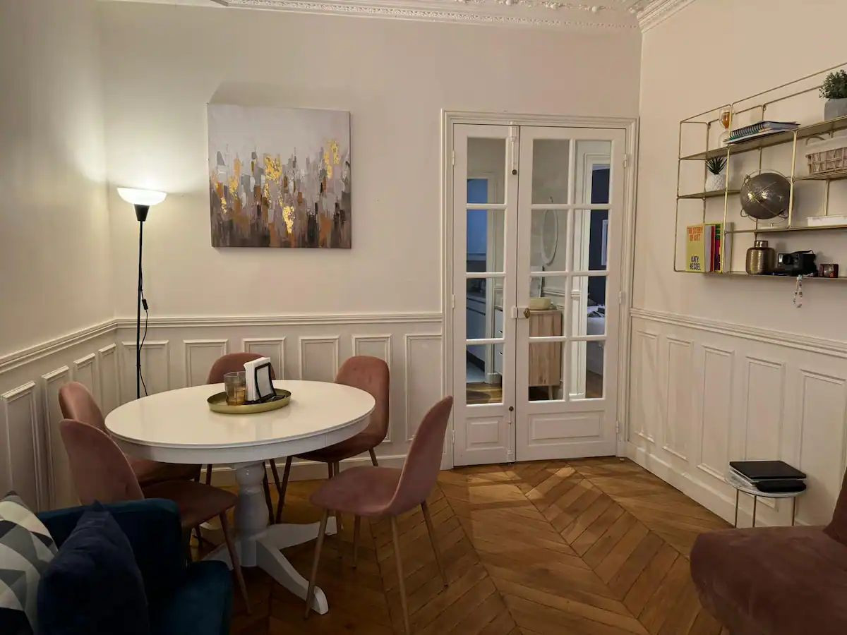 
                                                Location
                                                 Bienvenue chez Vous : Charmant Appartement a 5 minutes du champ de mars (loyer tout inclus)