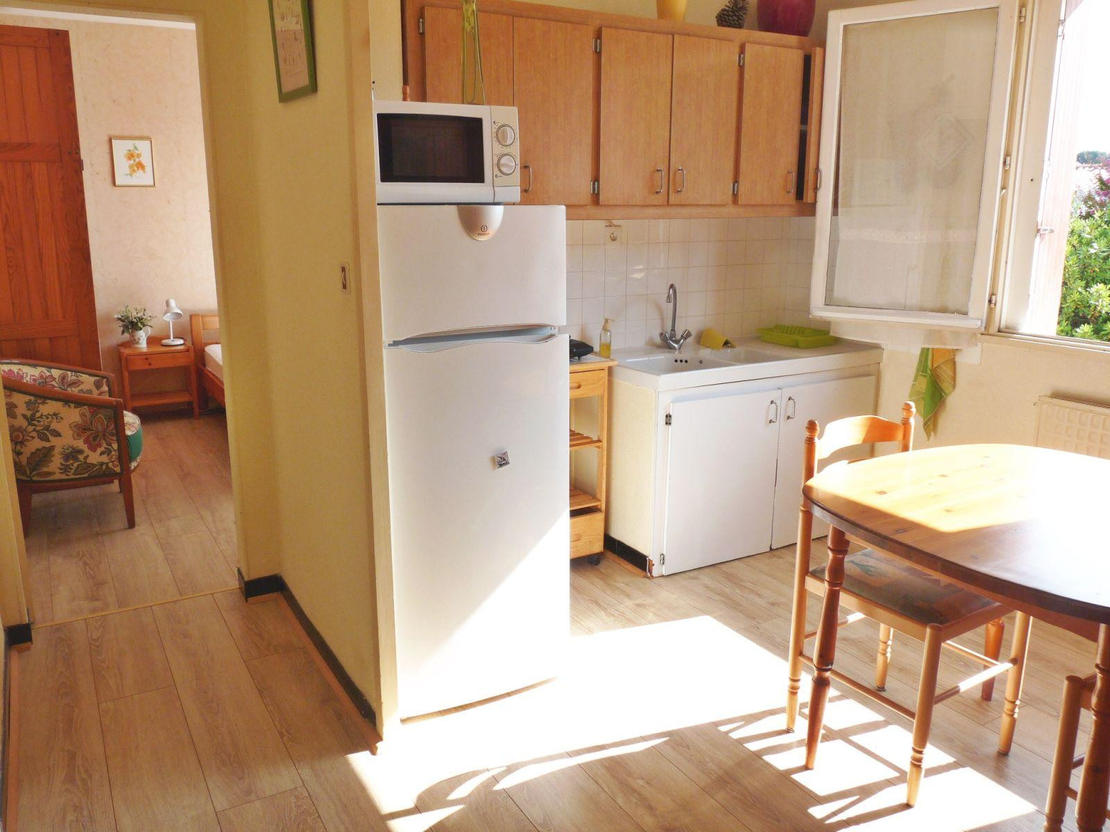 
                                                Location
                                                 Bois, lac, plage, mer à "2 pas" de l'appartement!