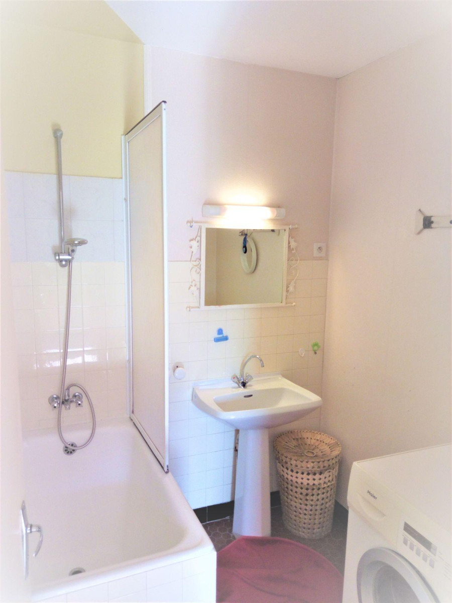 
                                                Location
                                                 Bois, lac, plage, mer à "2 pas" de l'appartement!