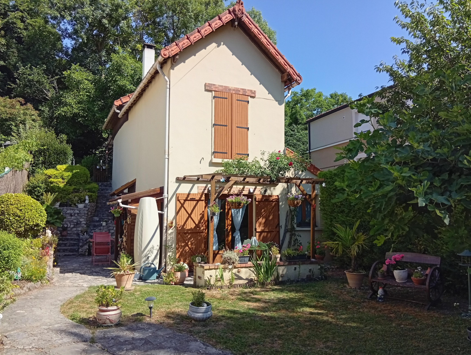 
                                                Vente
                                                 Bord de Seine, maison sur jardin paysagé
