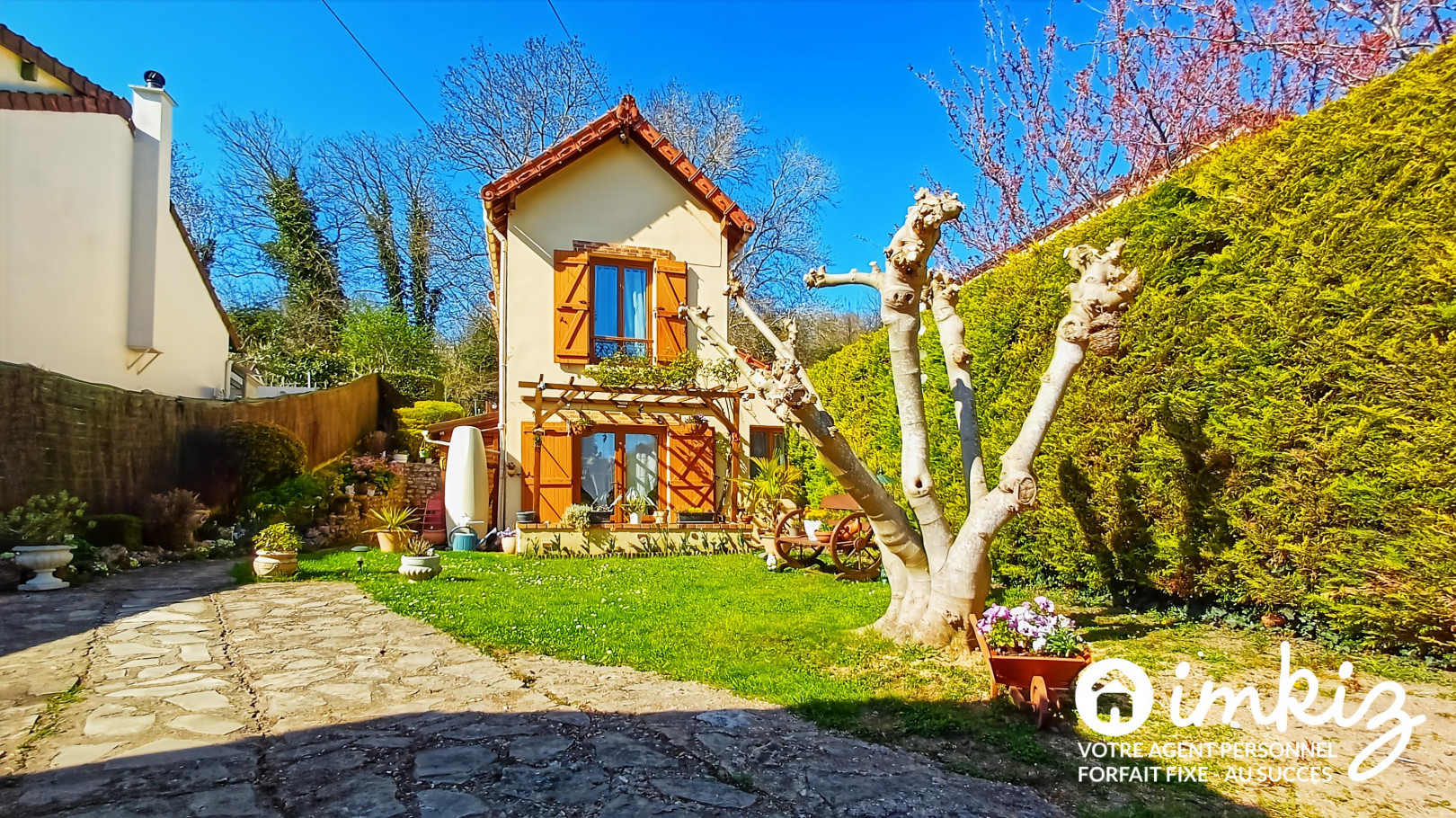 
                                                Vente
                                                 Bord de Seine, maison sur jardin paysagé