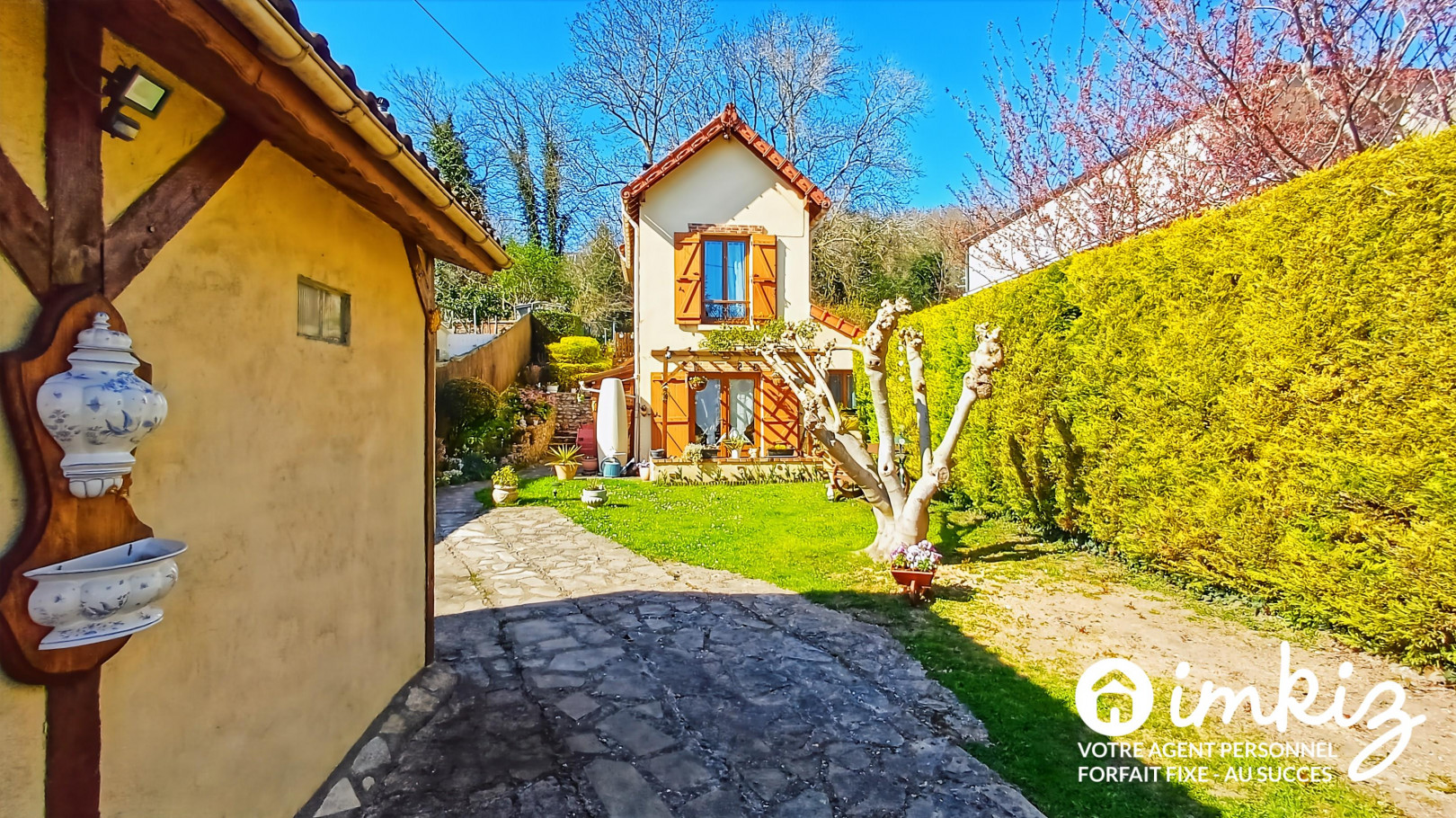 
                                                Vente
                                                 Bord de Seine, maison sur jardin paysagé
