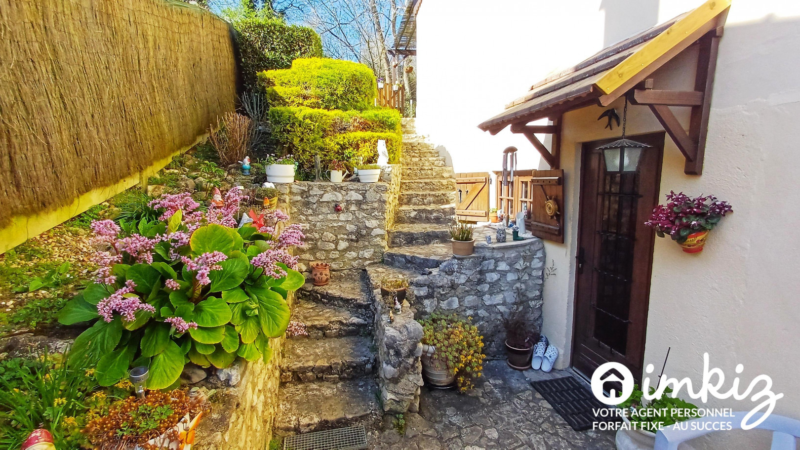 
                                                Vente
                                                 Bord de Seine, maison sur jardin paysagé