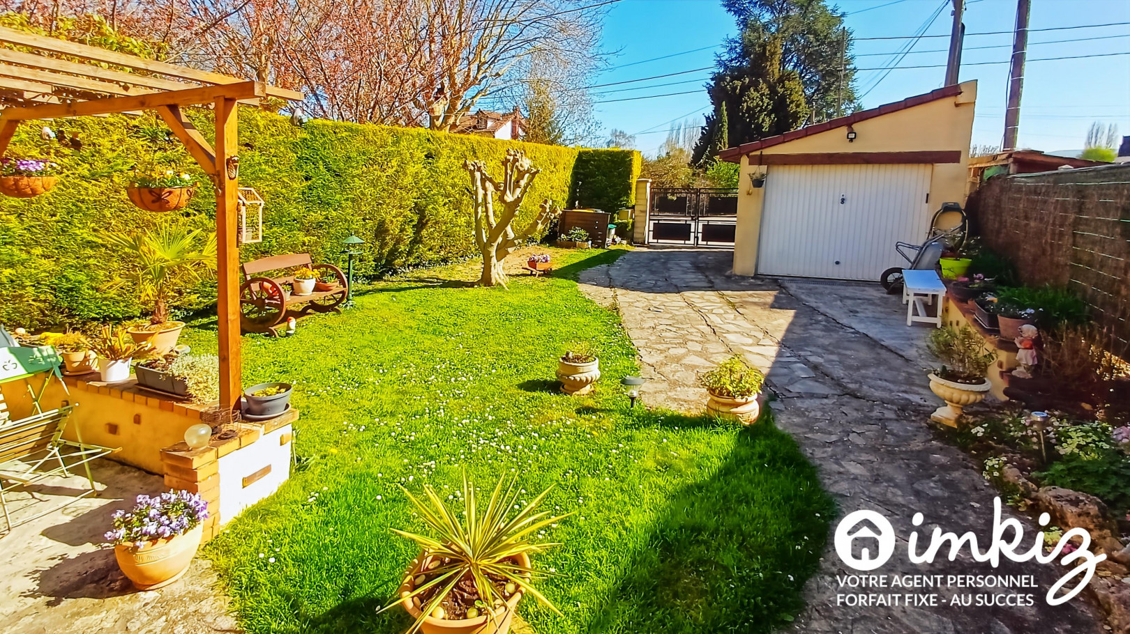 
                                                Vente
                                                 Bord de Seine, maison sur jardin paysagé