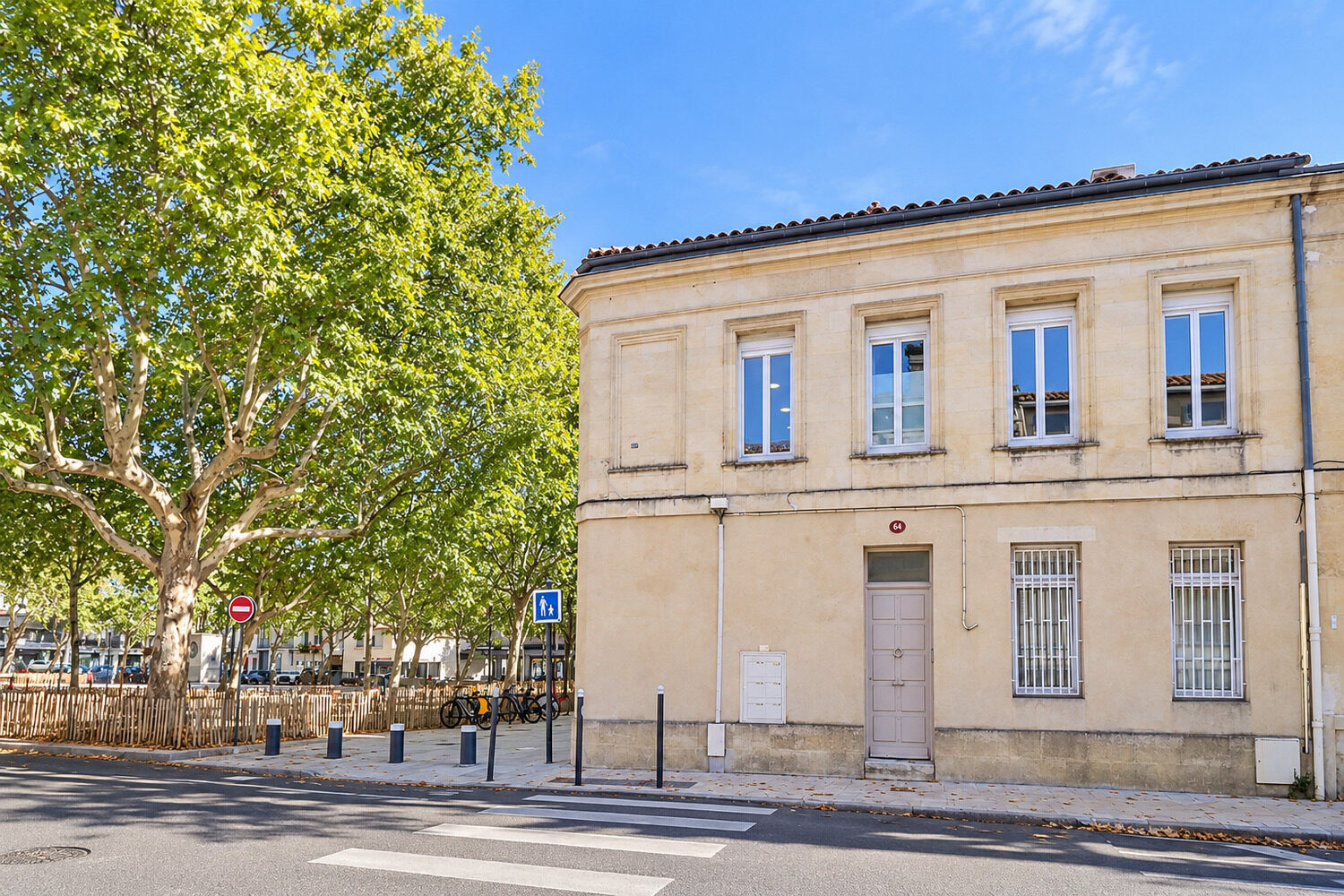 
                                                Vente
                                                 BORDEAUX BASTIDE – Immeuble mixte de 10pièces
