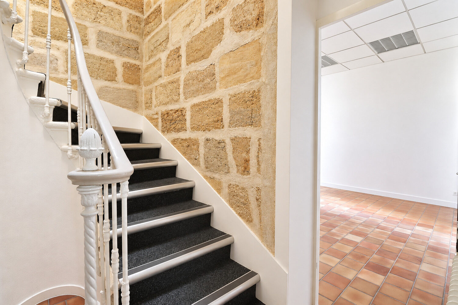 
                                                Vente
                                                 BORDEAUX BASTIDE – Immeuble mixte de 10pièces