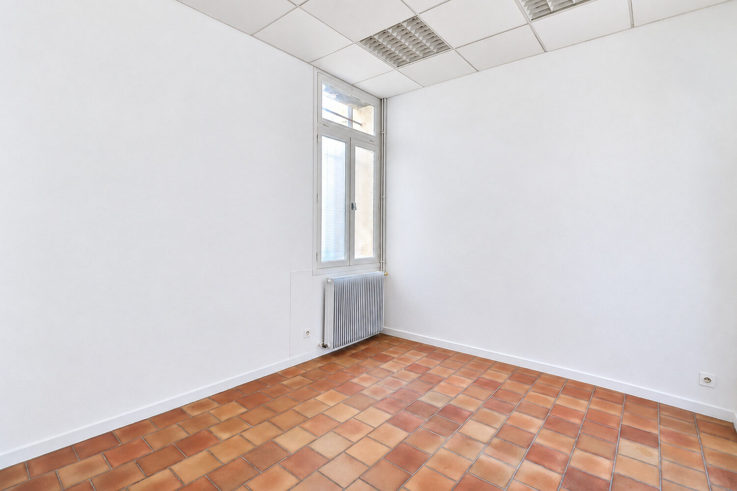 
                                                Vente
                                                 BORDEAUX BASTIDE – Immeuble mixte de 10pièces
