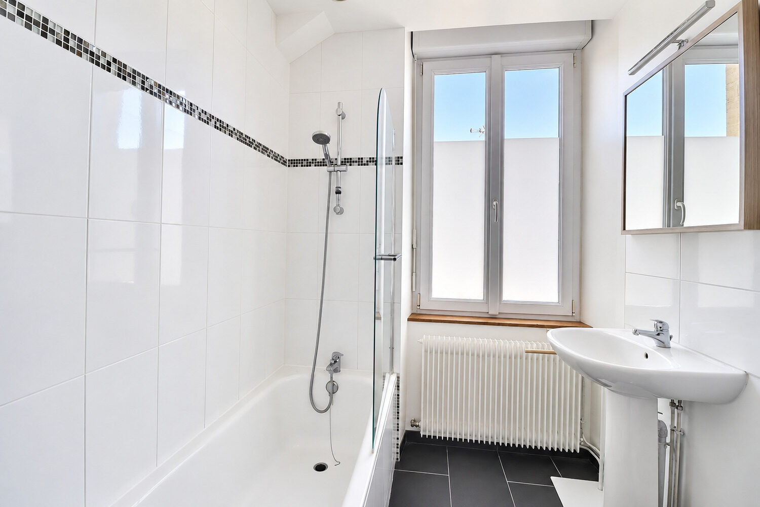 
                                                Vente
                                                 BORDEAUX BASTIDE – Immeuble mixte de 10pièces