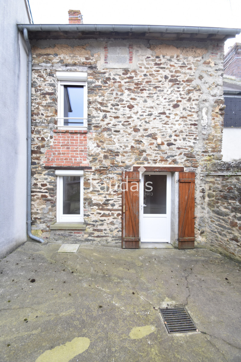 
                                                Location
                                                  Bourg de Canisy