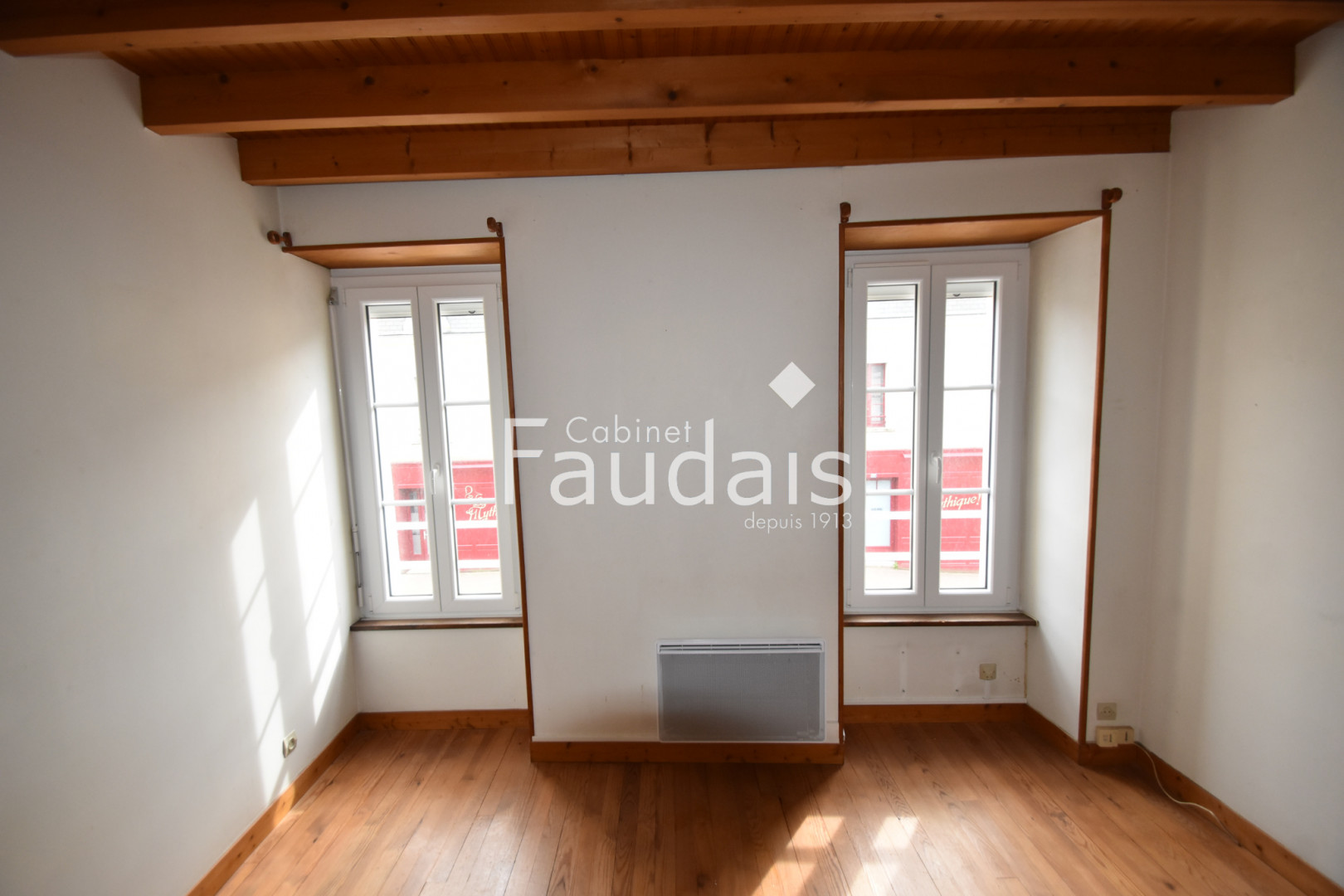 
                                                Location
                                                  Bourg de Canisy