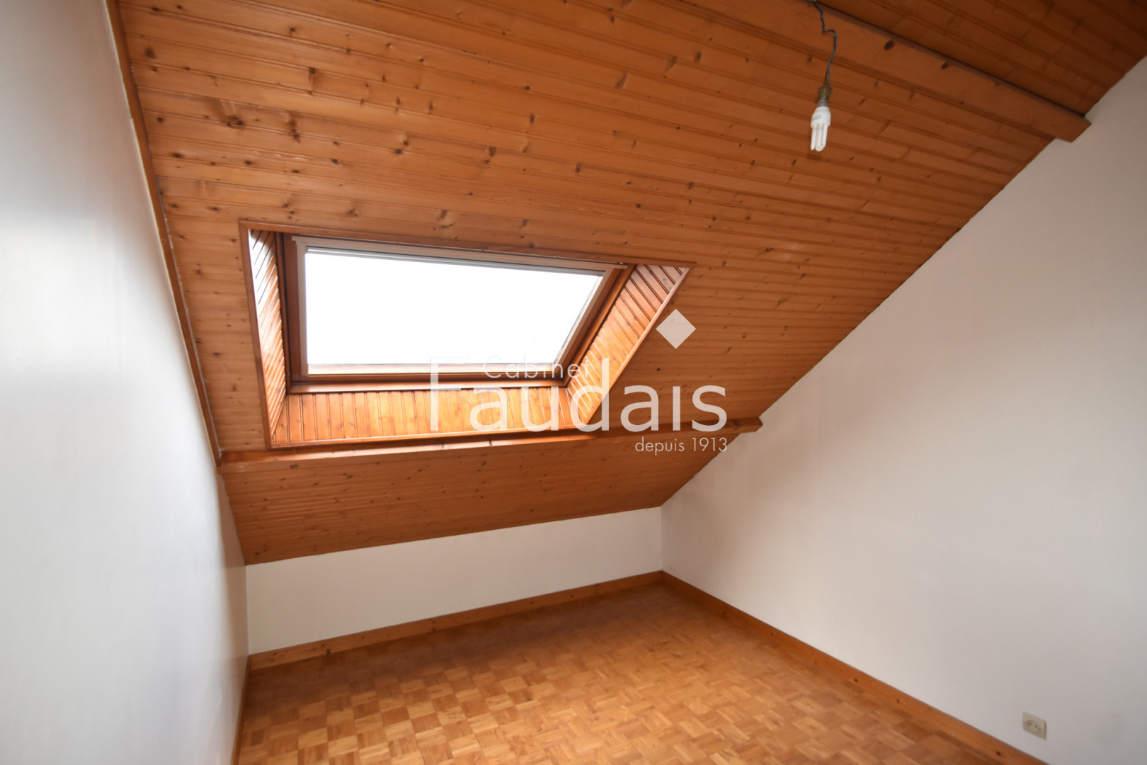 
                                                Location
                                                  Bourg de Canisy