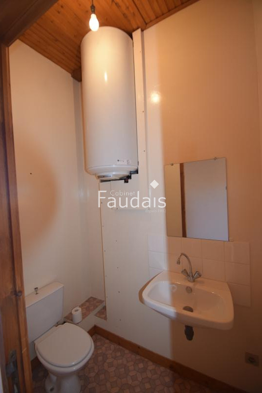 
                                                Location
                                                  Bourg de Canisy