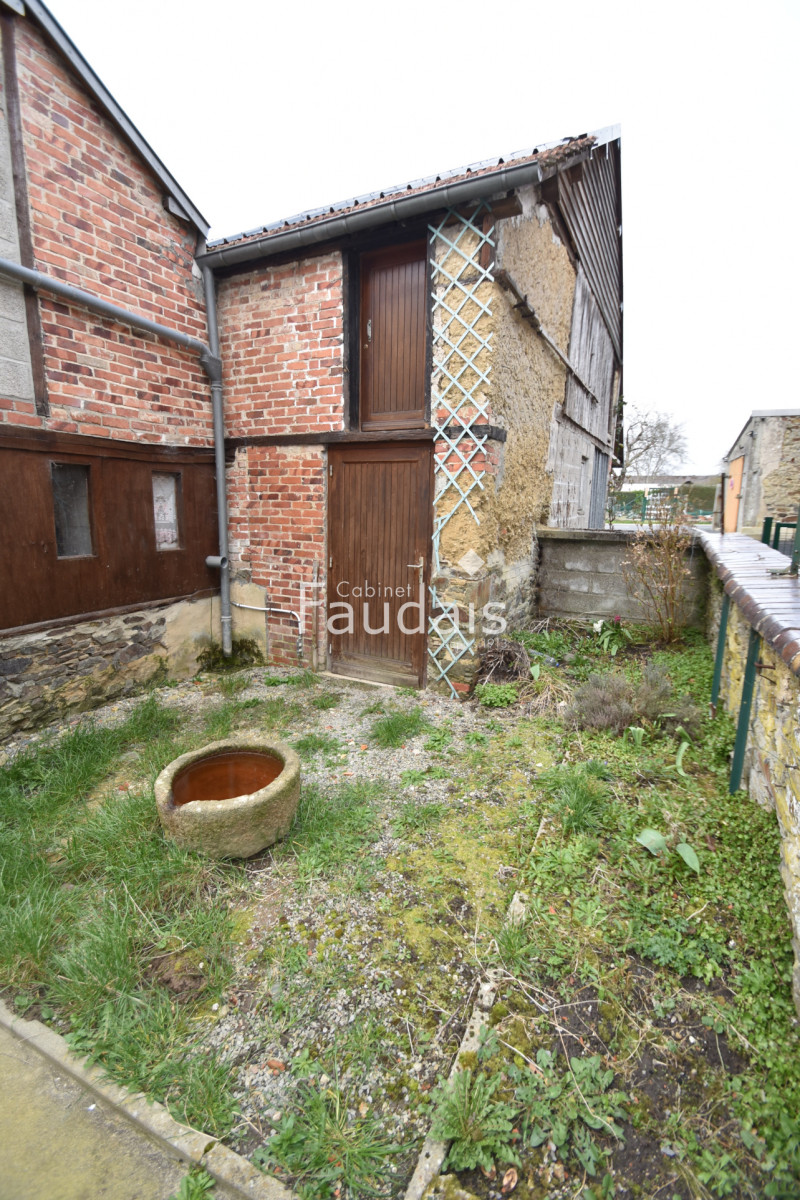 
                                                Location
                                                  Bourg de Canisy