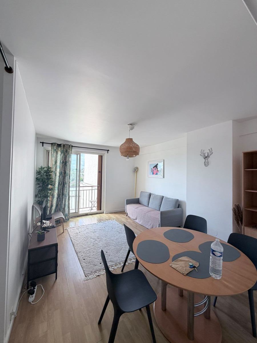 
                                                Location
                                                 Bourg-la-Reine — 3 pièces meublé de 60 m², 8e étage avec ascenseur, à 5 min du RER B