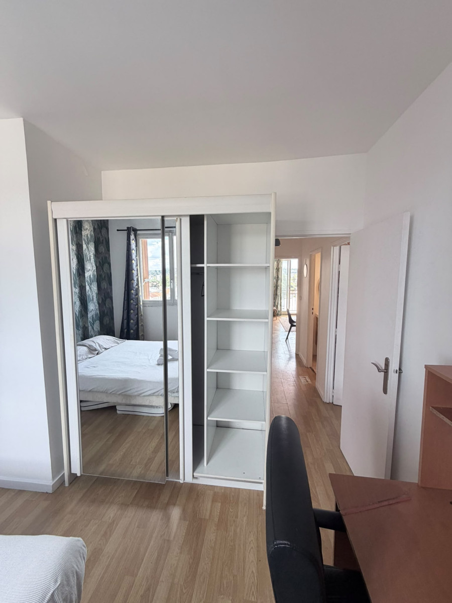 
                                                Location
                                                 Bourg-la-Reine — 3 pièces meublé de 60 m², 8e étage avec ascenseur, à 5 min du RER B