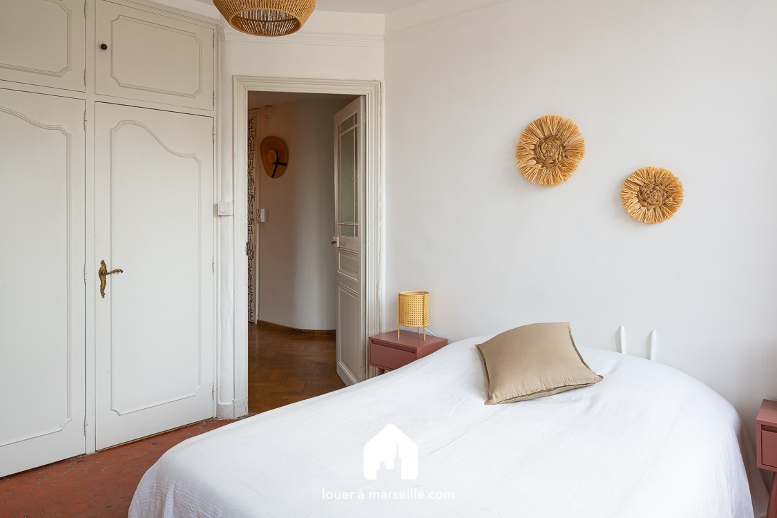 
                                                Location
                                                 Breteuil