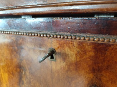 
                                                Meuble
                                                 Buffet ancien en bois massif merisier petit prix