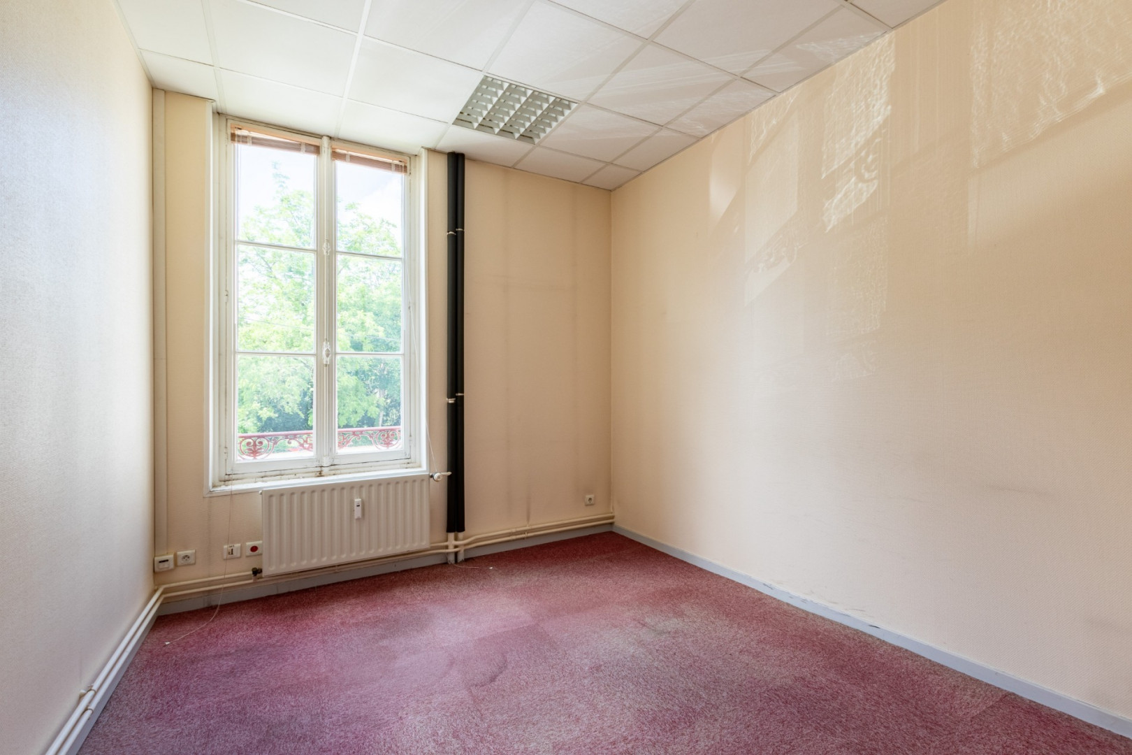 
                                                Vente
                                                 Bureaux - 562 m² - Châlons-en-Champagne